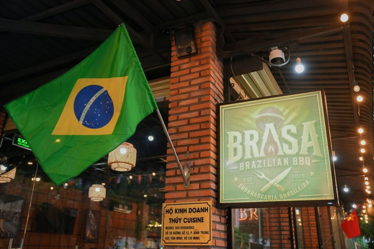 The entrance of Brasa Brazilian restaurant with the Brazilian flag and the Brasa sign